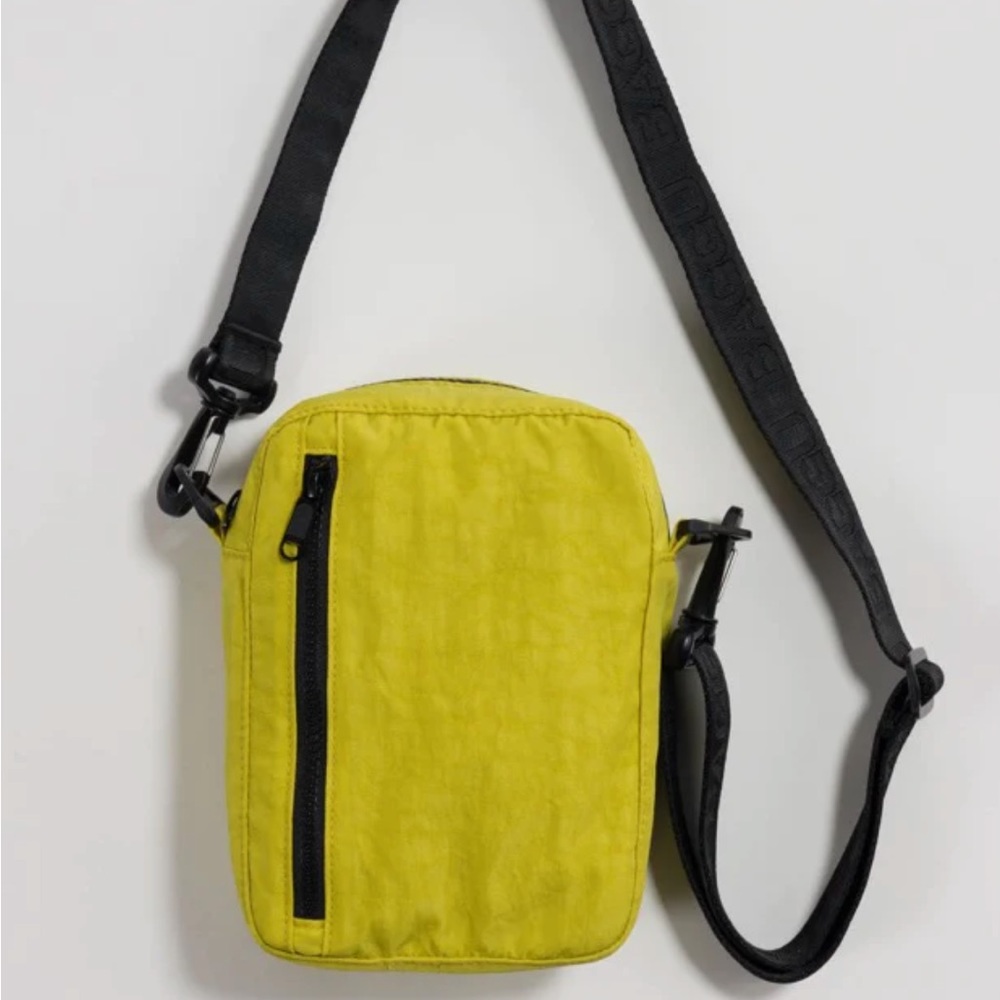 NWT BAGGU SPORT CROSSBODY IN SOUR (yellow)